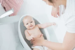 Angelcare Soft-Touch Grijs Badzitje AC-ST01-GR 9 Angelcare Soft-Touch Grijs Badzitje AC-ST01-GR -Beste Babyproducten Angelcare Soft Touch Badzitje sfeerfoto 1