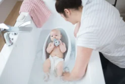 Angelcare Soft-Touch Grijs Badzitje AC-ST01-GR 10 Angelcare Soft-Touch Grijs Badzitje AC-ST01-GR -Beste Babyproducten Angelcare Soft Touch Badzitje sfeerfoto 2