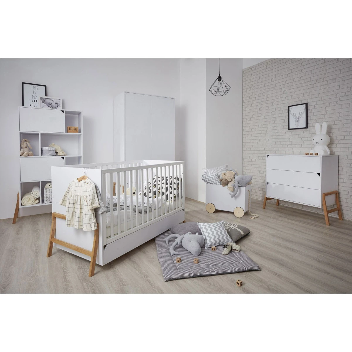 Bellamy Lotta Snow Babykamer: Ledikant/Juniorbed En Commode 1 Bellamy Lotta Snow Babykamer: Ledikant/Juniorbed En Commode